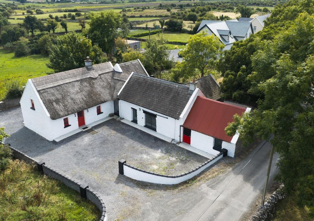 Incredible Galway Thatch Stylish Cottage Near Oranmore Sleeps 6 - Bed and Breakfast Garraun
