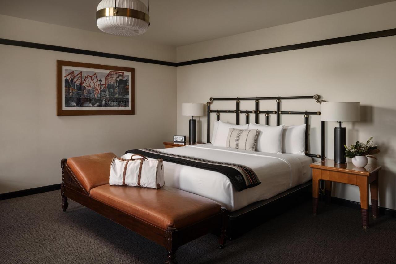 Junior Suite King with Millennium Park View