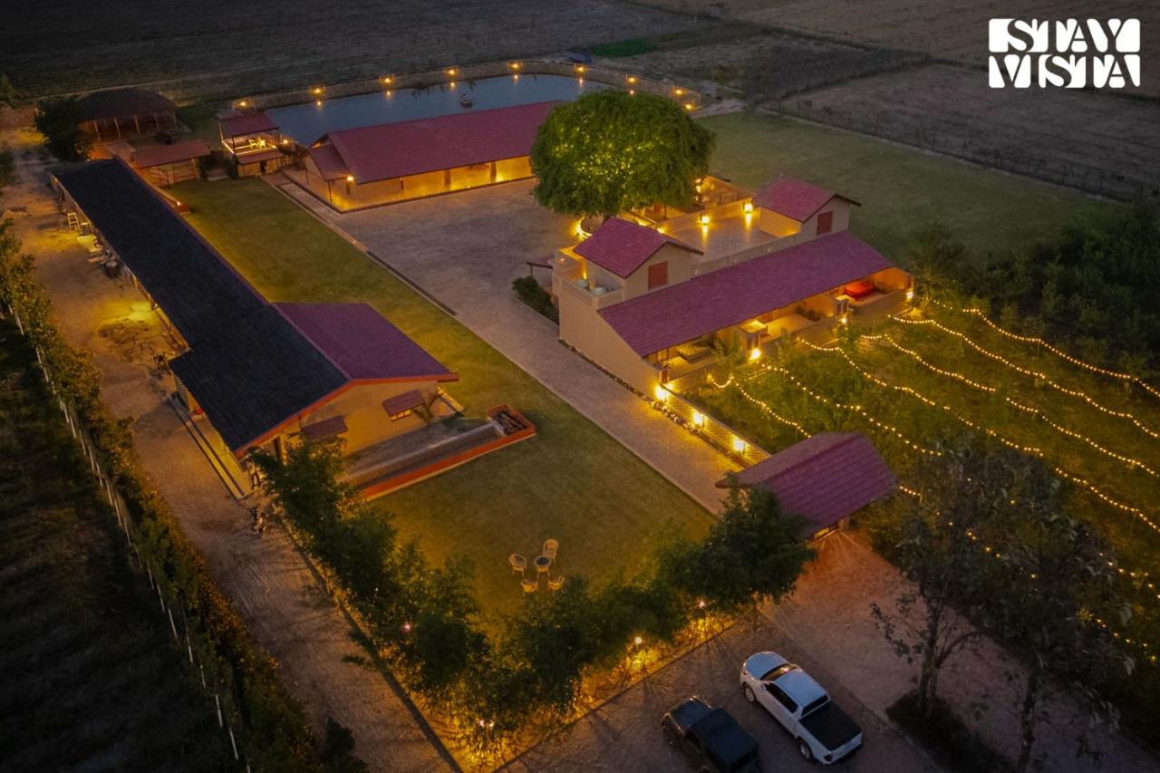 StayVista at Mud & Mirage - A Luxury Village Life - B&B Neoria Husainpur