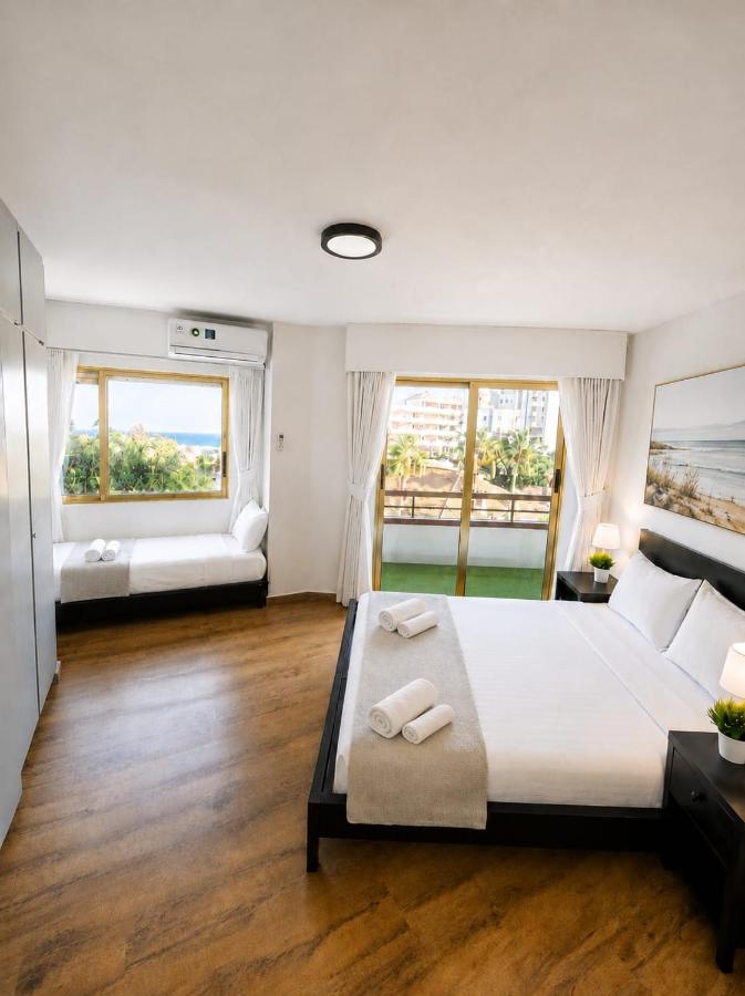 Finikoudes Marina Beachfront Grand Apartment - Bed and Breakfast Larnaca