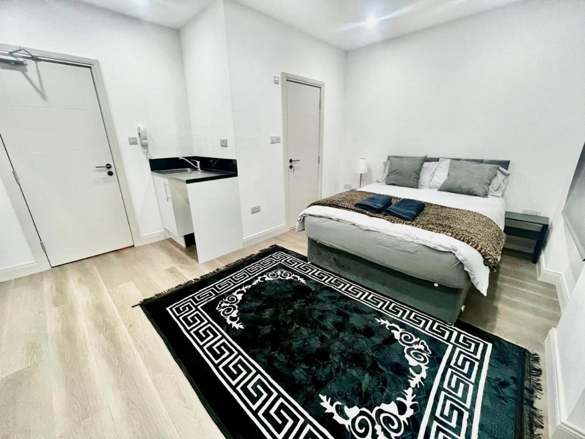 Deluxe Double Room with Private Bathroom & Kitchen Access - B&B London