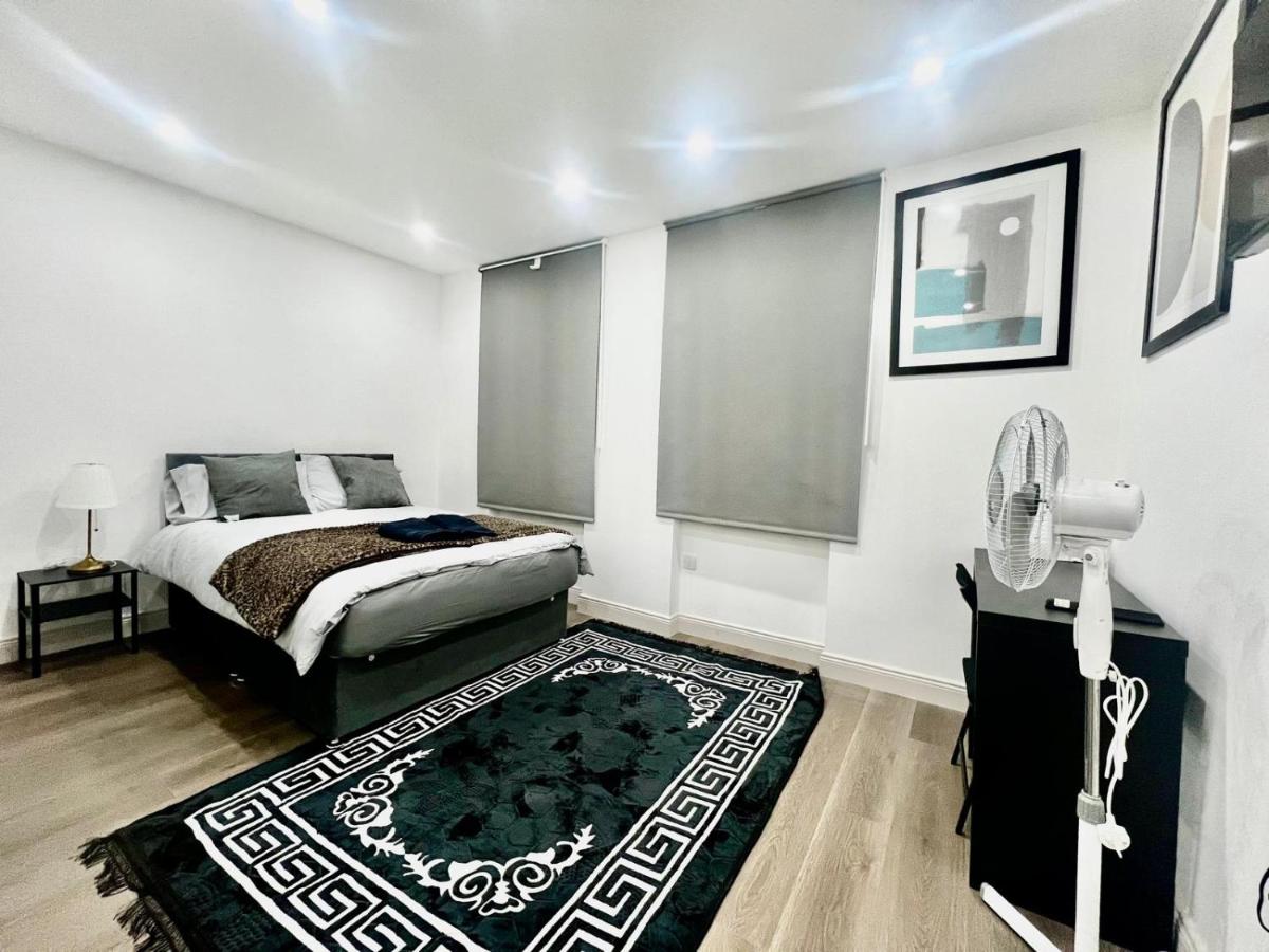 Deluxe Double Room with Private Bathroom & Kitchen Access - B&B London