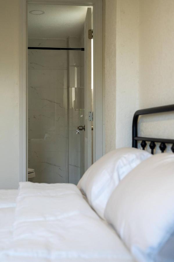 Cozy Private Suite Minutes to Aventura and Beaches - B&B North Miami Beach