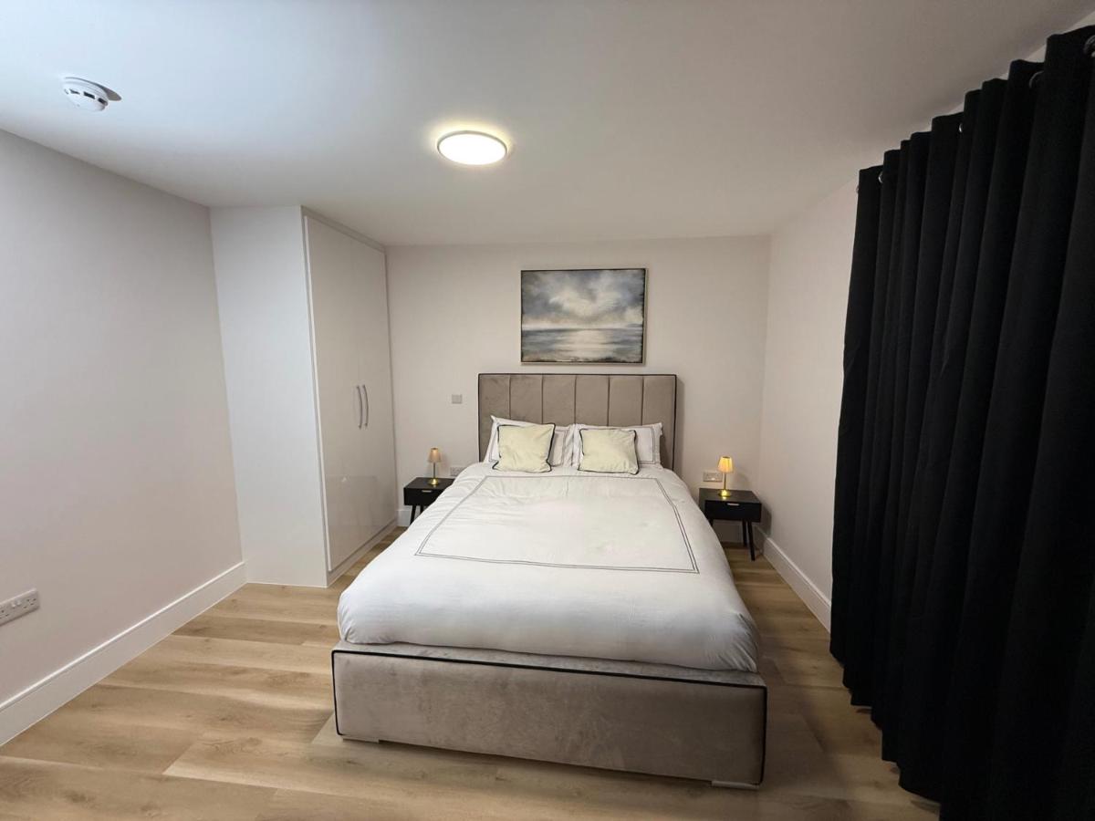 Brand new Luxury 4 Bed 4 bath Surbiton Flat London 20 min - B&B Surbiton