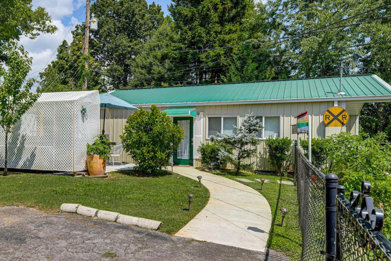 West Knoxville Area! Home w/ Hot Tub Near Dtwn - Chambres d'hôtes Knoxville