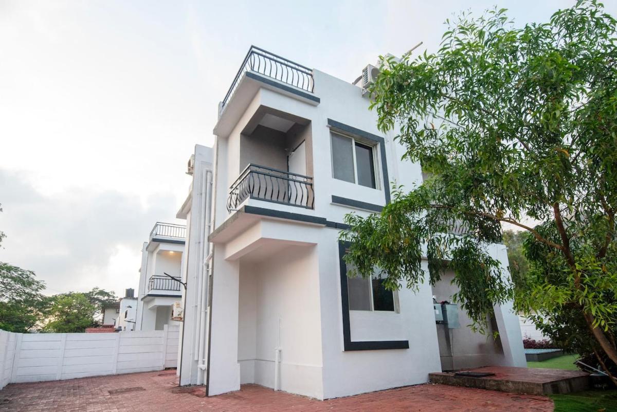 Ventara - Lux 4BHK Villa pvt Pool Mountain View Karla Caves - Chambres d'hôtes Lonavla