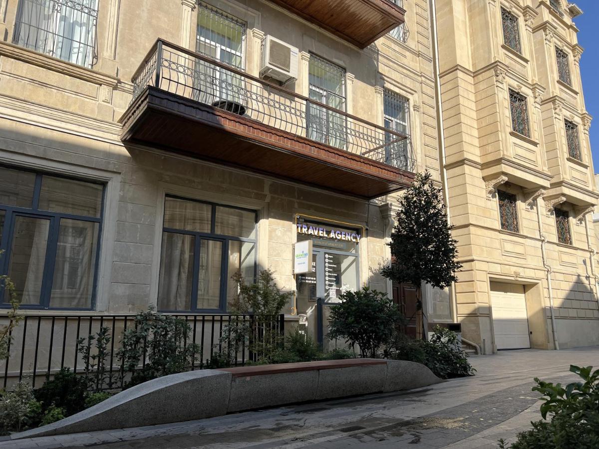Private-balcony flat near Fountain Square - B&B Bakú