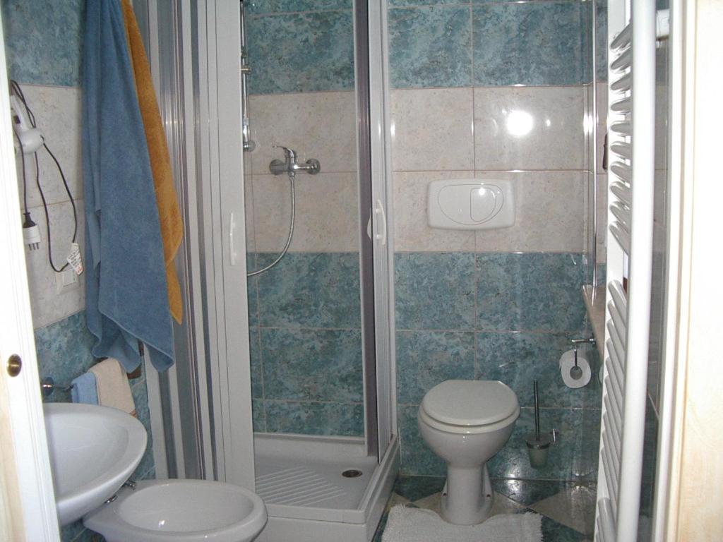 Tweepersoonskamer met 2 Aparte Bedden en Eigen Badkamer