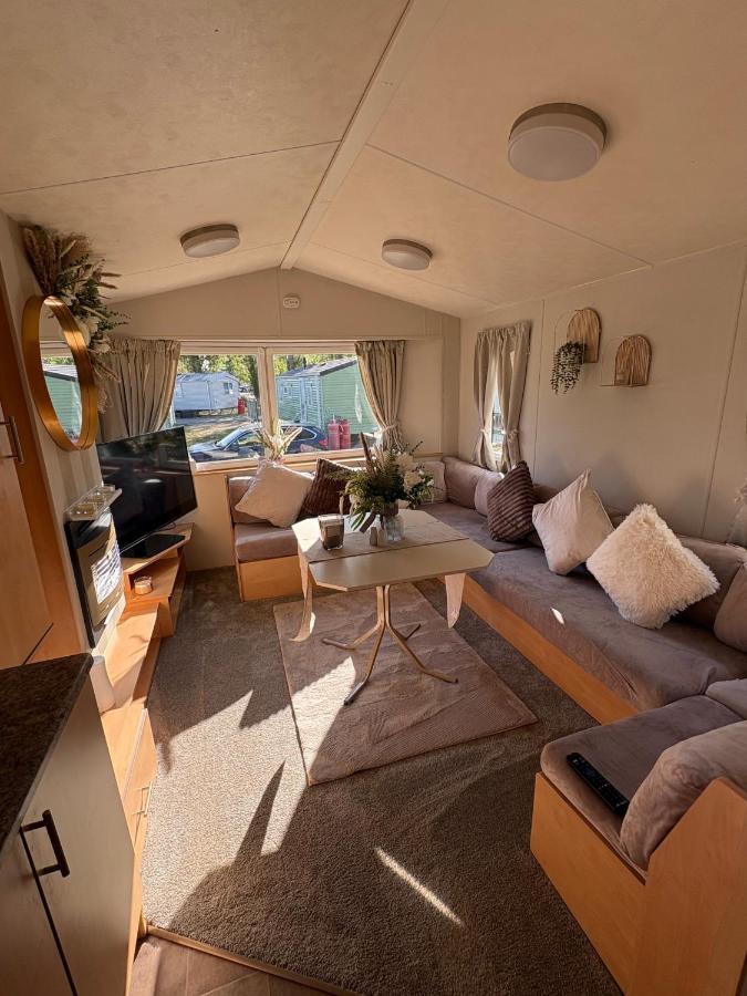 Caravan Sleeps 6 with Parking - Chambres d'hôtes Northampton