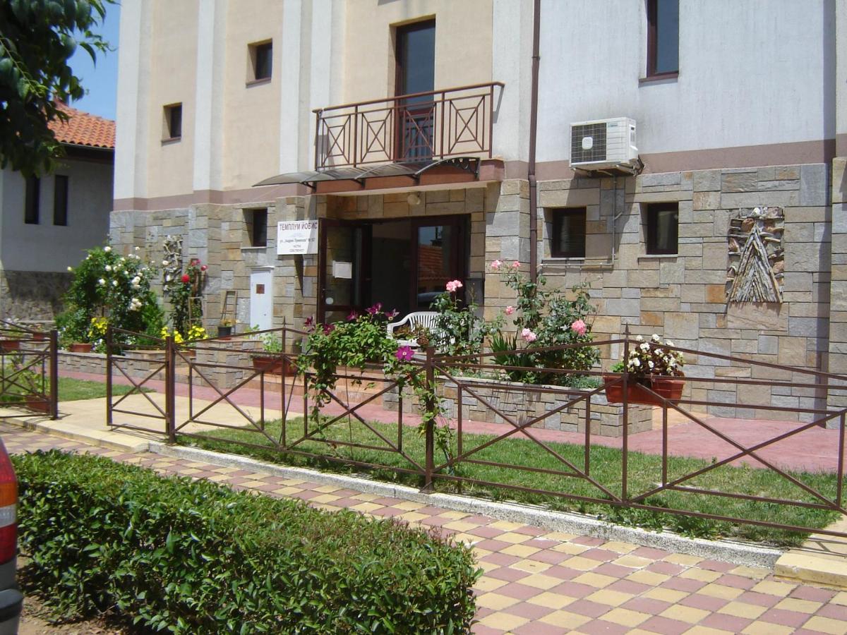 Templum Yovis Apartments - B&B