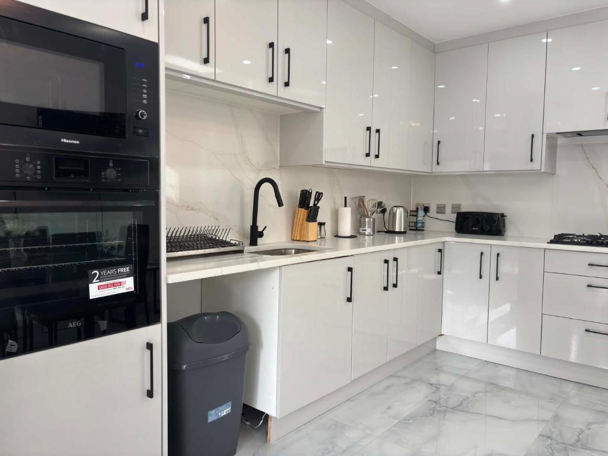 4 Bedroom House in Sutton with Parking, Fast WIFI and Sleeps 9 - B&B Sutton