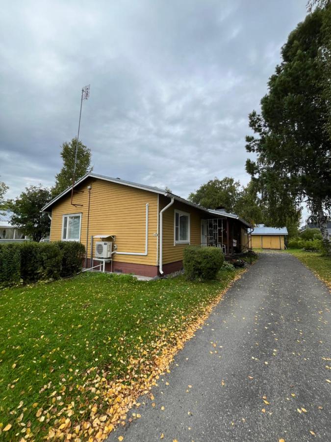 Yellow dreams house - 3 min from highway, sauna, big private parking, air conditioning - Chambres d'hôtes Kemi