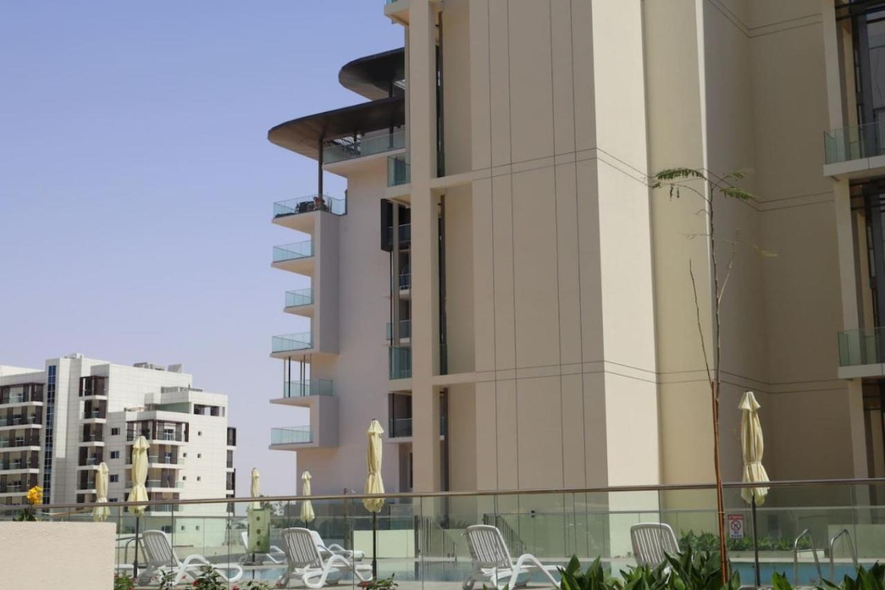 2BR Poolside Haven - Chic Serene Splash Retreat - Chambres d'hôtes Abou Dabi