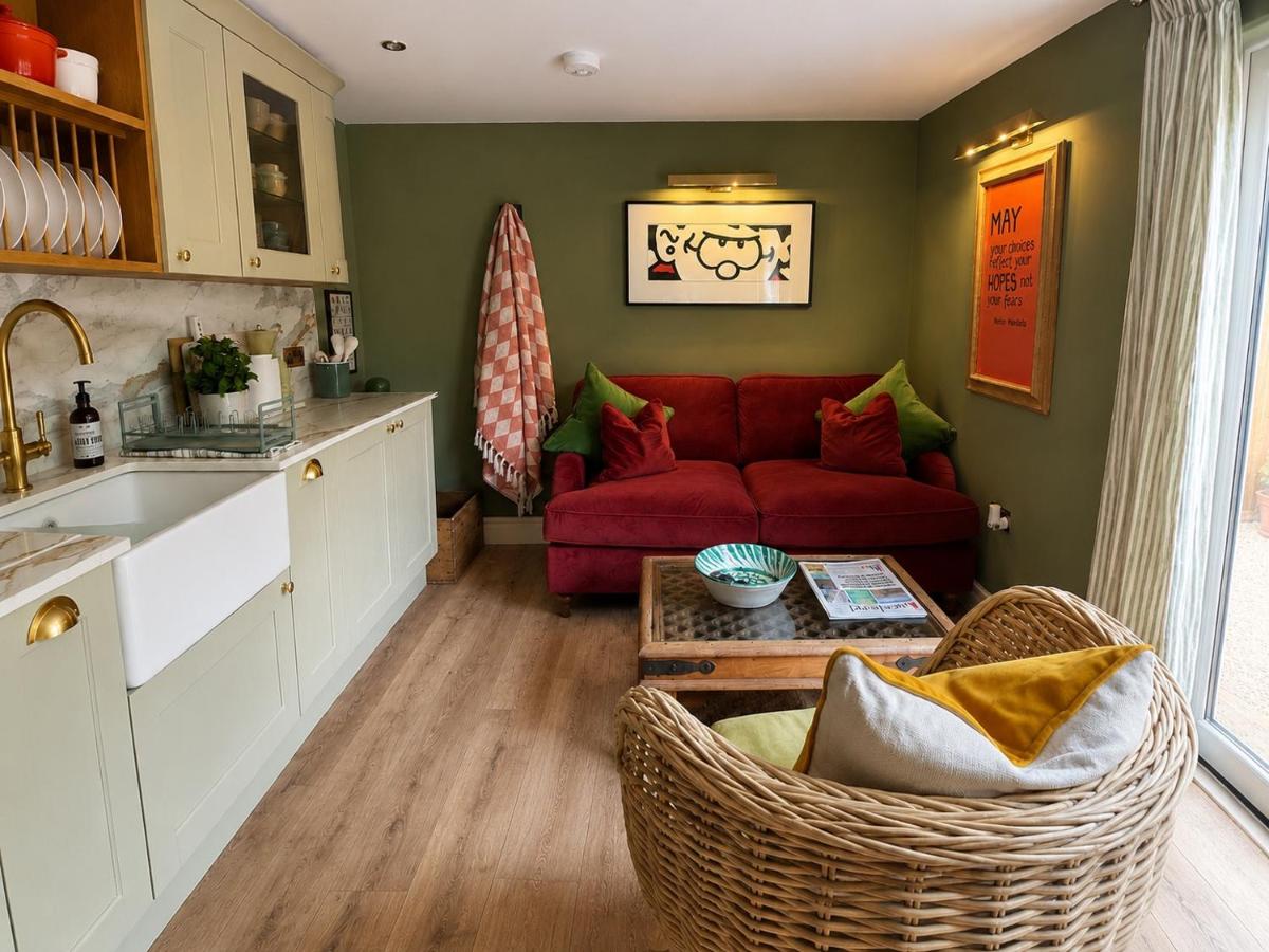 Luxury Larch Cabin with air con firepit BBQ - Bed and Breakfast Bradford on Avon