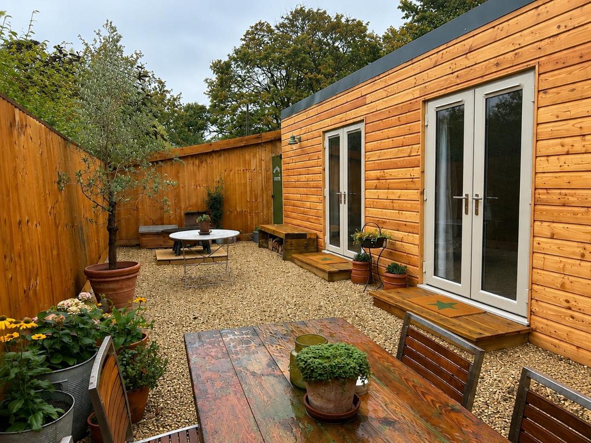 Luxury Larch Cabin with air con firepit BBQ - Bed and Breakfast Bradford on Avon