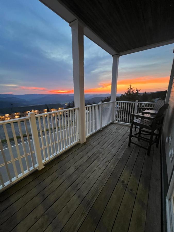 Village Ski-in - Ski-out 3BR3BA Condo w Hot Tub - Bed and Breakfast Snowshoe