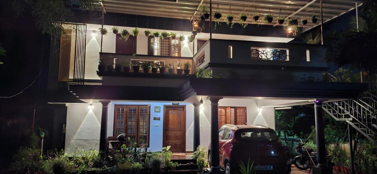 Aashiana, 4 bedroom homestay, 1st floor with balcony garden - Chambres d'hôtes Ernākulam
