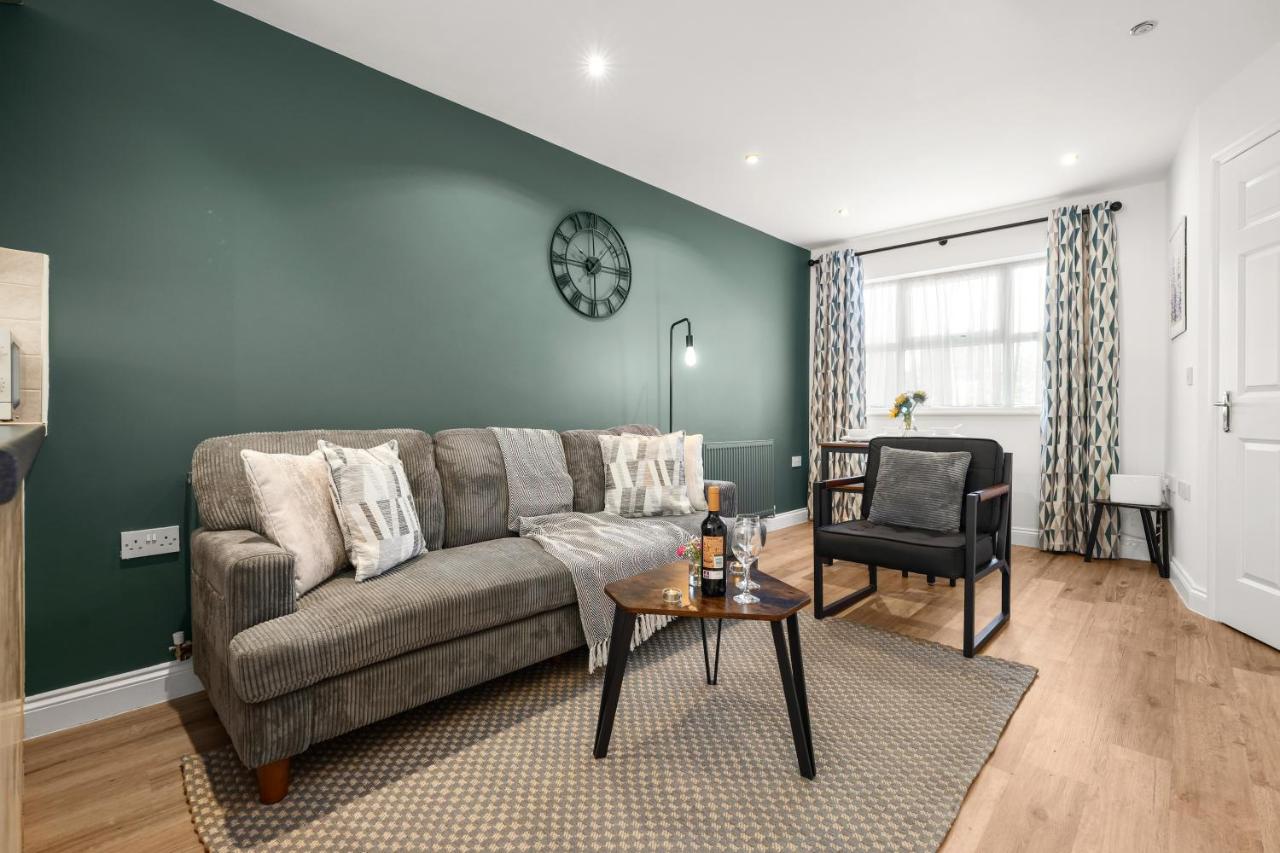3-Bedroom Contractor House, Free Parking, Great Links - Chambres d'hôtes Wellingborough