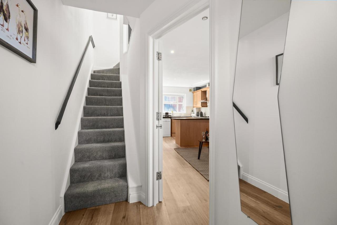 3-Bedroom Contractor House, Free Parking, Great Links - Chambres d'hôtes Wellingborough
