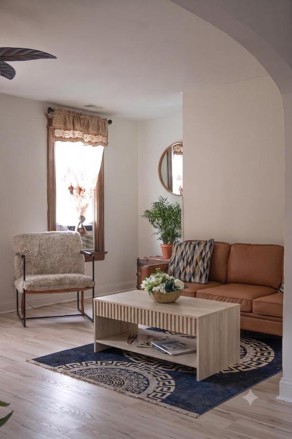 Quiet Brewers Hill 2BR Spa Shower, Workspace, Fire Pit & Yard - B&B Milwaukee
