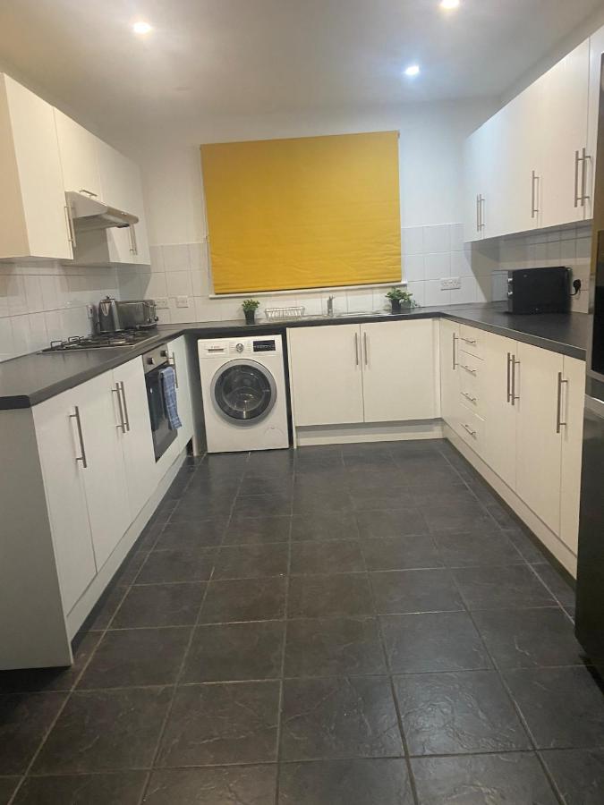 5 Bed Contractor House in Grays near Tilbury - B&B Stifford