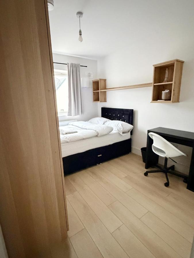 Brand new home beside luas station and shops - Bed and Breakfast Kingswood