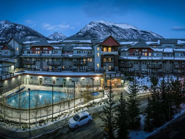 Luxury Penthouse 2 Bdrm Condo with 180 Degree View and Outdoor Pool - B&B Canmore