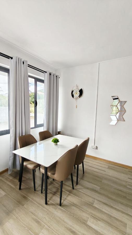 Perfect Poolside Penthouse - Family Comfort - Chic and Modern - Fully Equipped - B&B Flic en Flac