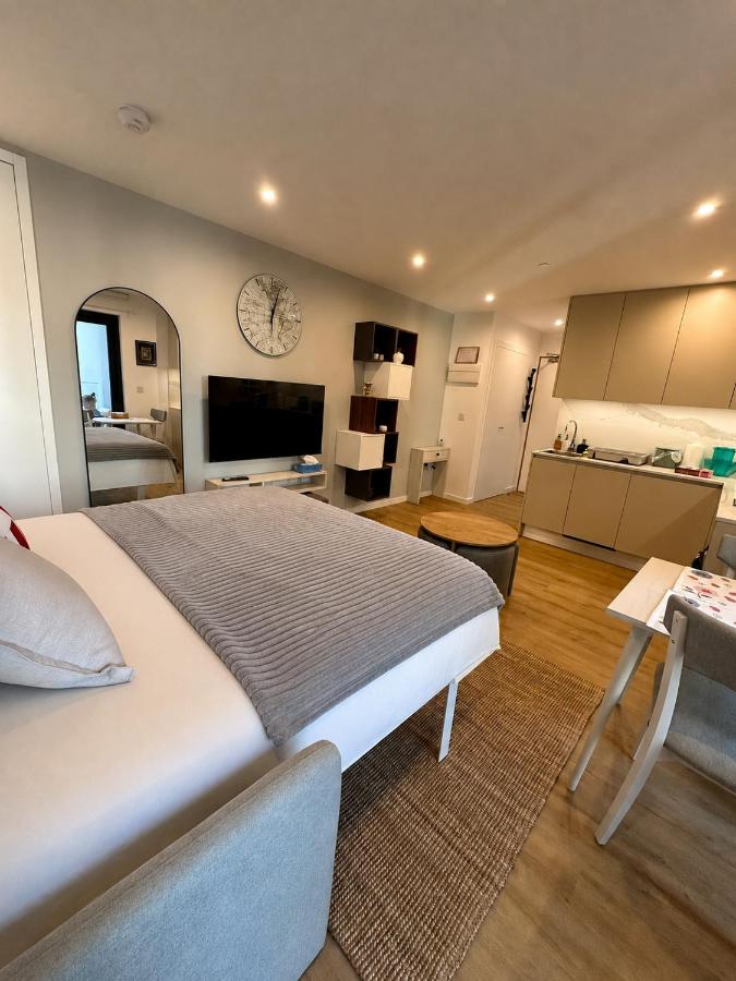 Victory Suites - 7th-Floor Studio with Balcony, Pool, Gym - B&B Gibraltar