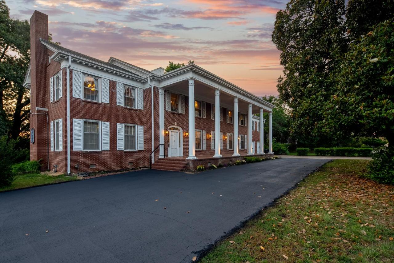 King suite-Sitting area-Backyard views-The Blooming Garden - B&B Fort Smith