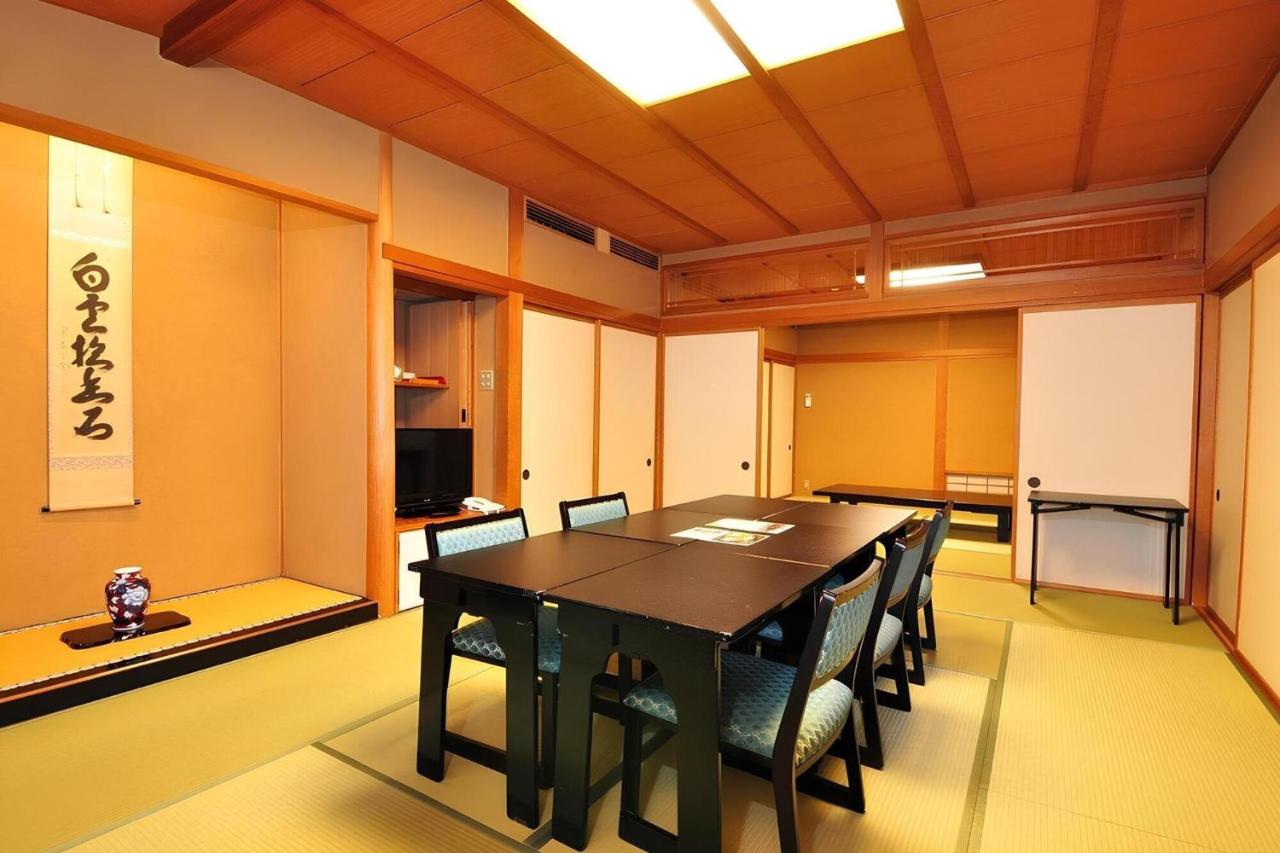 Japanese-Style Room (12+8 Tatami)【寛ぎの間】	