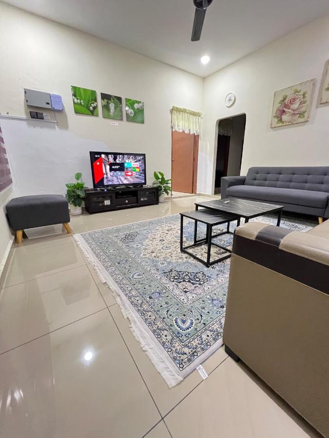 Bukit Tenang Homestay Melaka 3 Bedrooms 2 Bathrooms - Bed and Breakfast Malakka