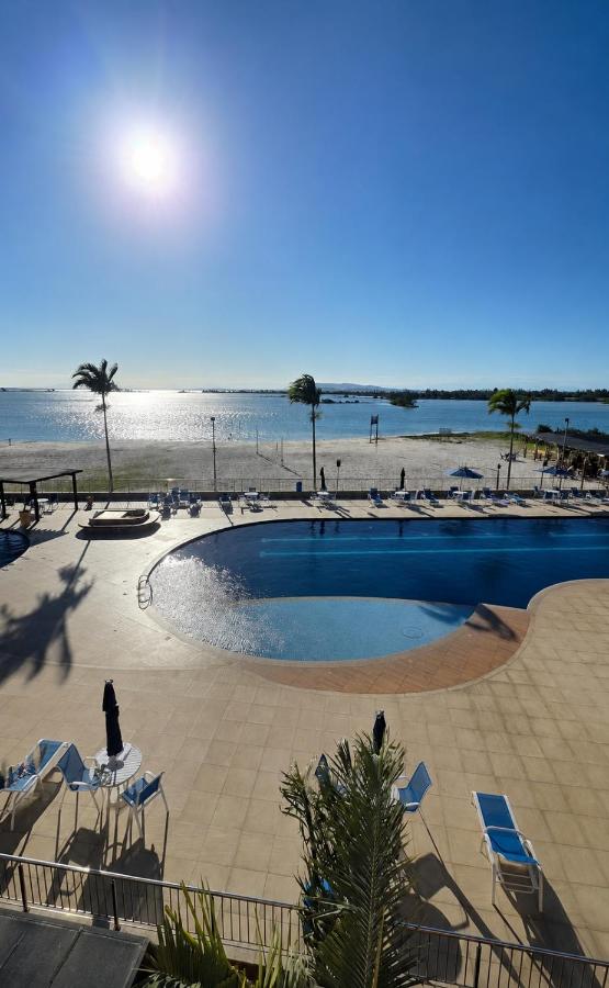 Apartamento no condomínio Golden Lake - Lagoa privativa - 06 hóspedes - AR e Wi-Fi - Bed and Breakfast Arraial do Cabo