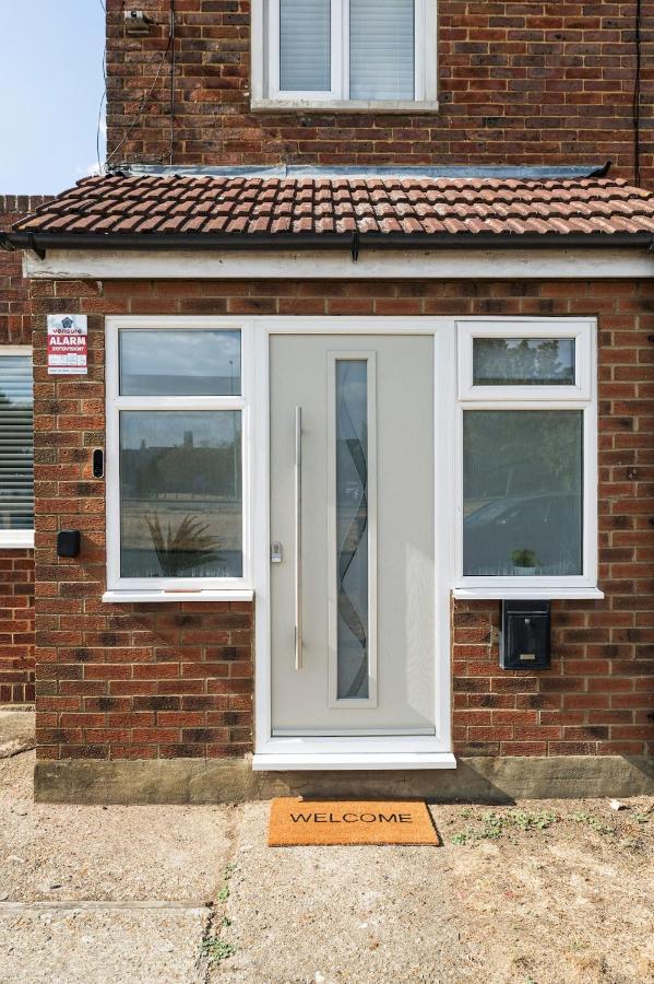 Willworth Stays - accessible 5 Bedroom House Sleeps 10 and Parking - Chambres d'hôtes Cranford