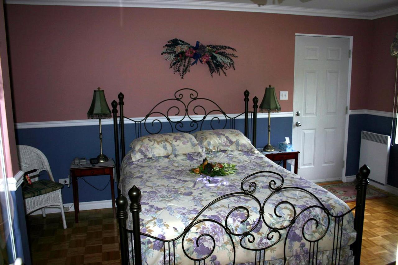 Habitación con cama grande y vistas al jardín