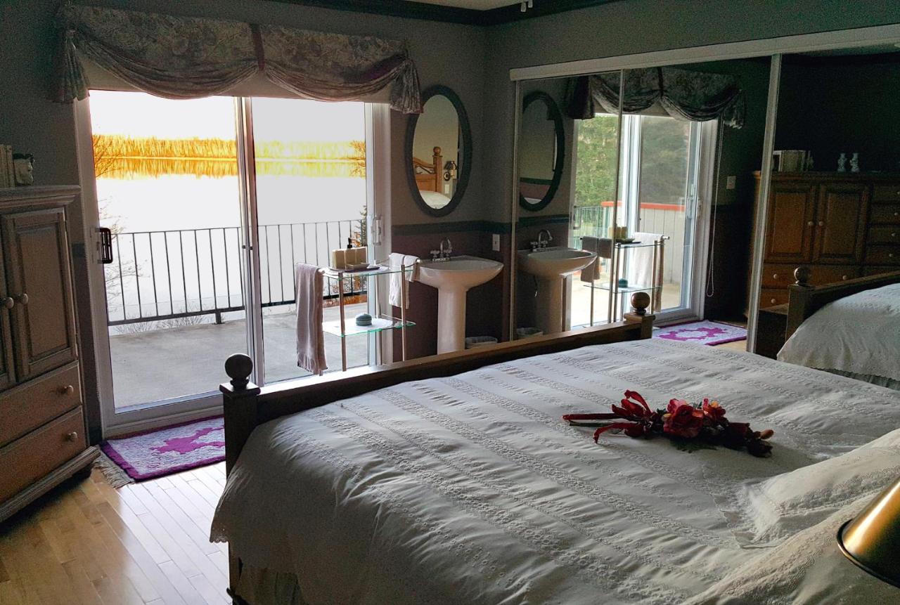 Habitación con cama extragrande y vistas al lago
