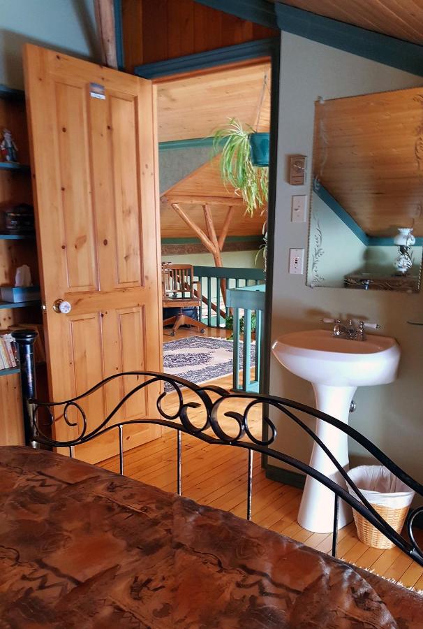 Chambre Lit Queen-Size avec Salle de Bains Commune 