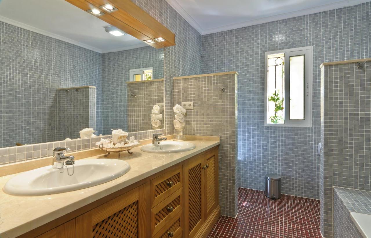 Luxury Two-Bedroom Apartment - Calle Privada, Montemares 5-6