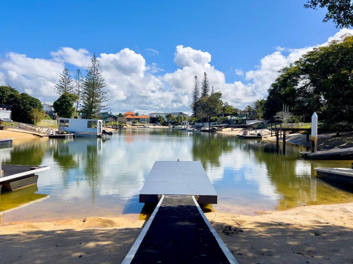 Waterfront Retreat with Pool & Pontoon Broadbeach - B&B Gold Coast