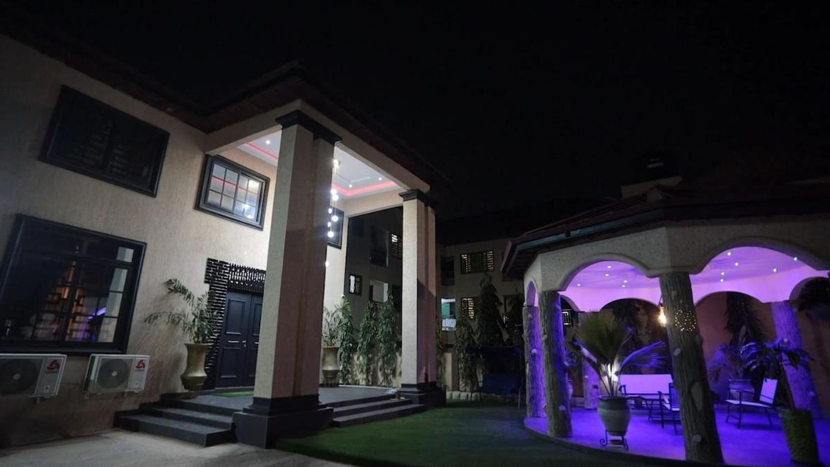 Modern Palm Villa New Legon Gated Retreat - B&B Apenkwa