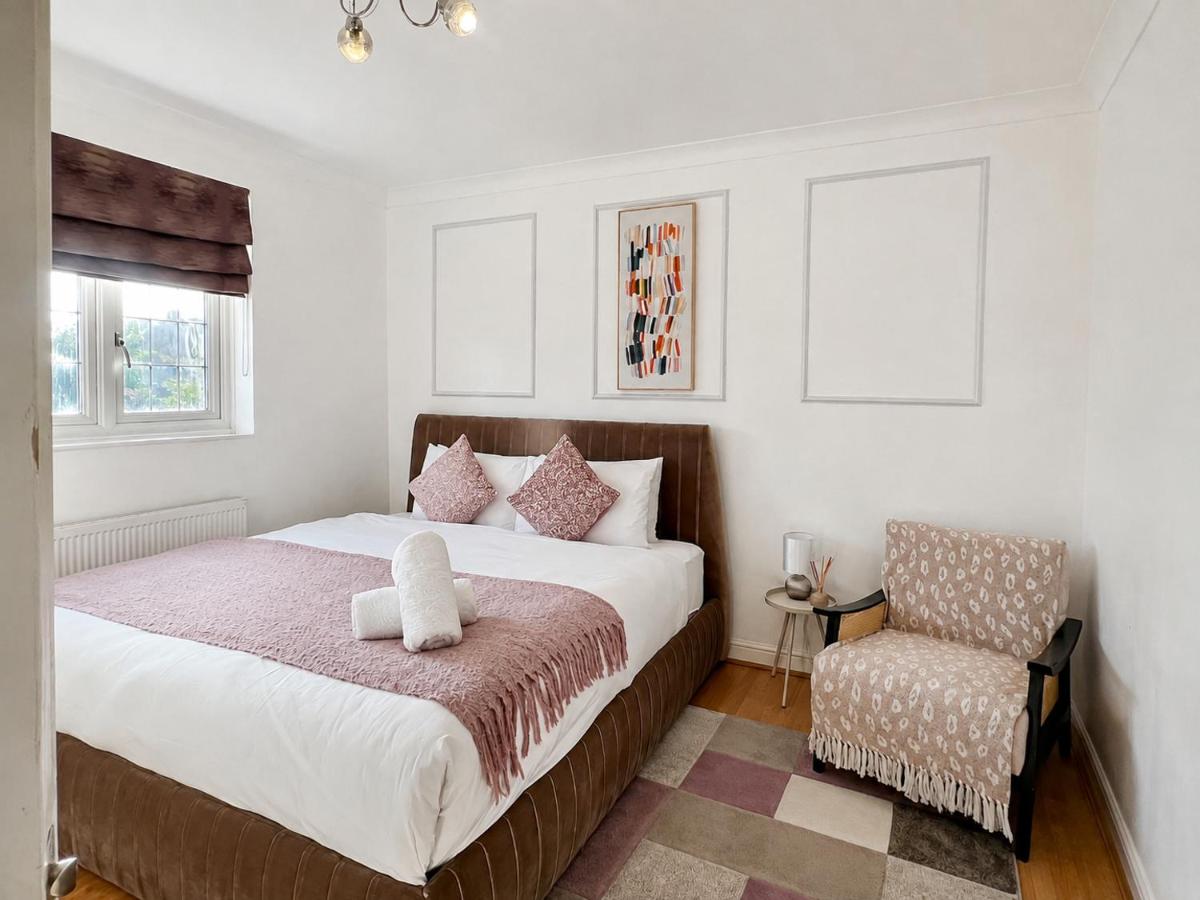 The Romford Oasis - Spacious 4 bedroom escape - Chambres d'hôtes Havering atte Bower