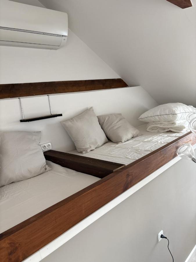 Familie venlig lejlighed med fritliggende bjælker og altan - B&B Aalborg