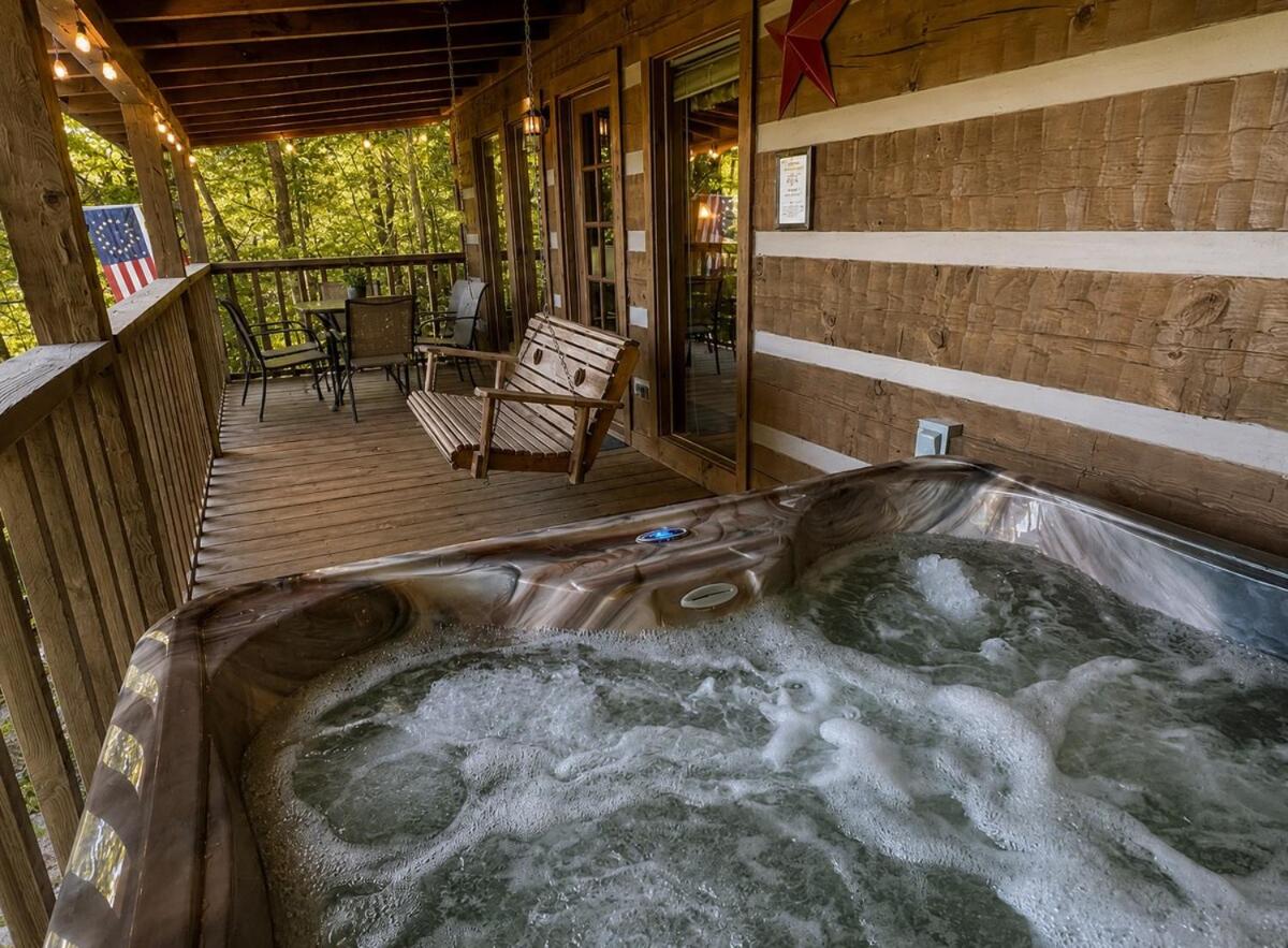 Mtn Views Hot Tub 10 Min to Pigeon Forge - B&B Sevierville