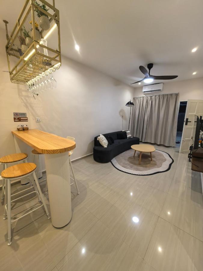 Golden Inn 7 pax 3 rooms 2 Toilets w Karaoke Dart - Chambres d'hôtes Kampung Parit Patah
