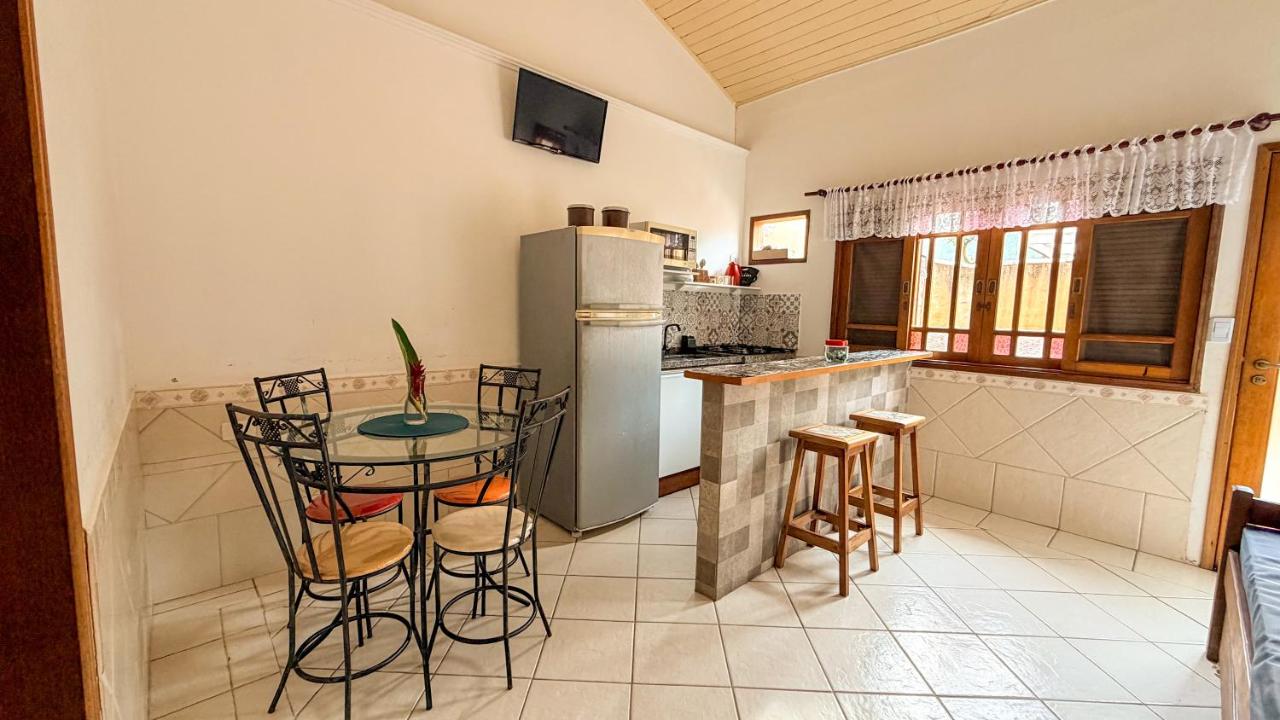 Chalé completo com ar condicionado e próximo do Perequê - Chambres d'hôtes Ilhabela