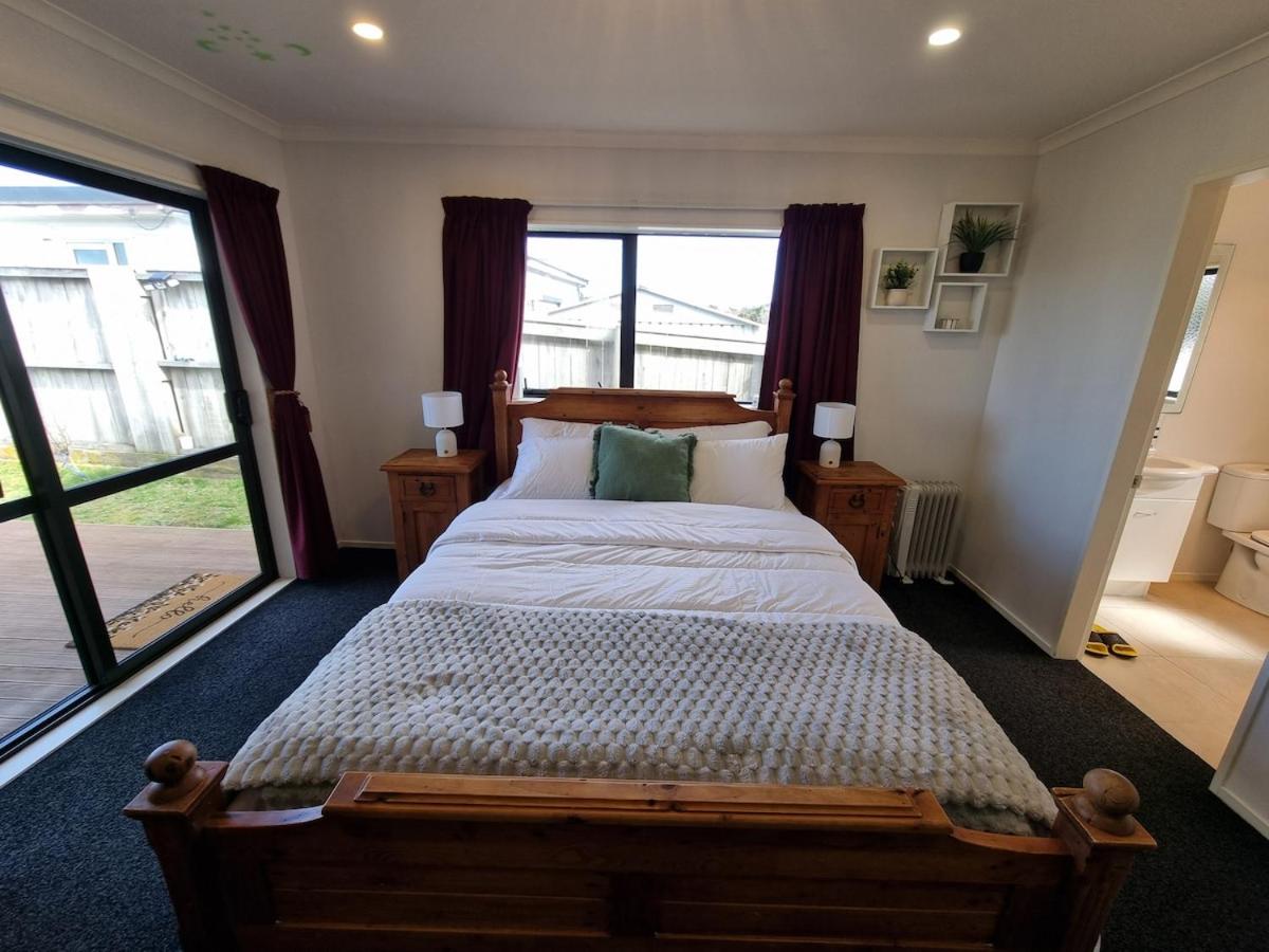 Private Room with Harbour View - 2 Minutes off SH1 - B&B Wellington