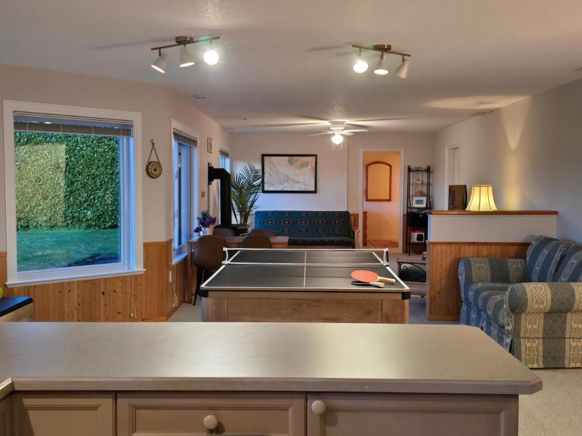 1000 sq ft Private Suite, Yard, and Entrance - B&B Lantzville