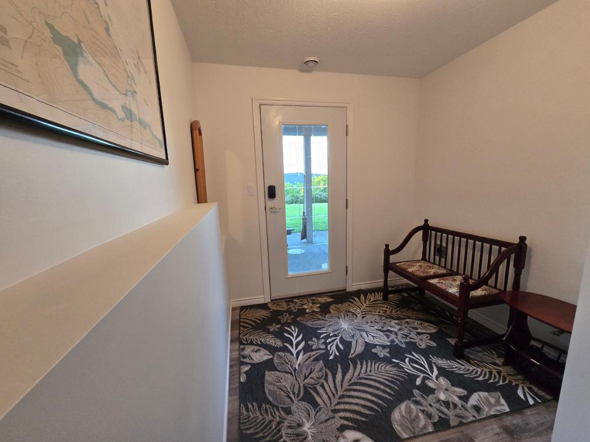 1000 sq ft Private Suite, Yard, and Entrance - B&B Lantzville