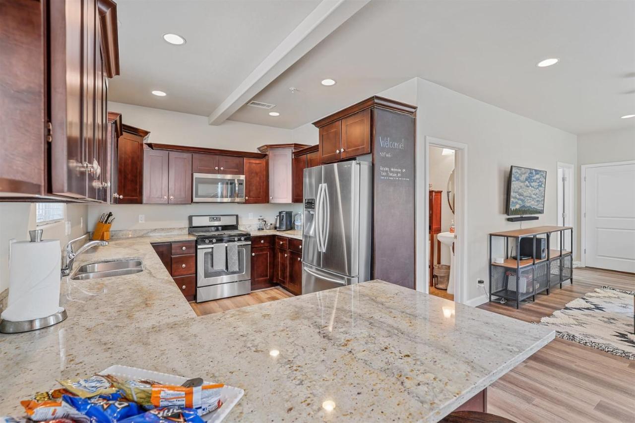 Moonlight Ridge Spacious Townhome 3 miles from Downtown AC Garage Near Snowbowl - Bed and Breakfast Flagstaff