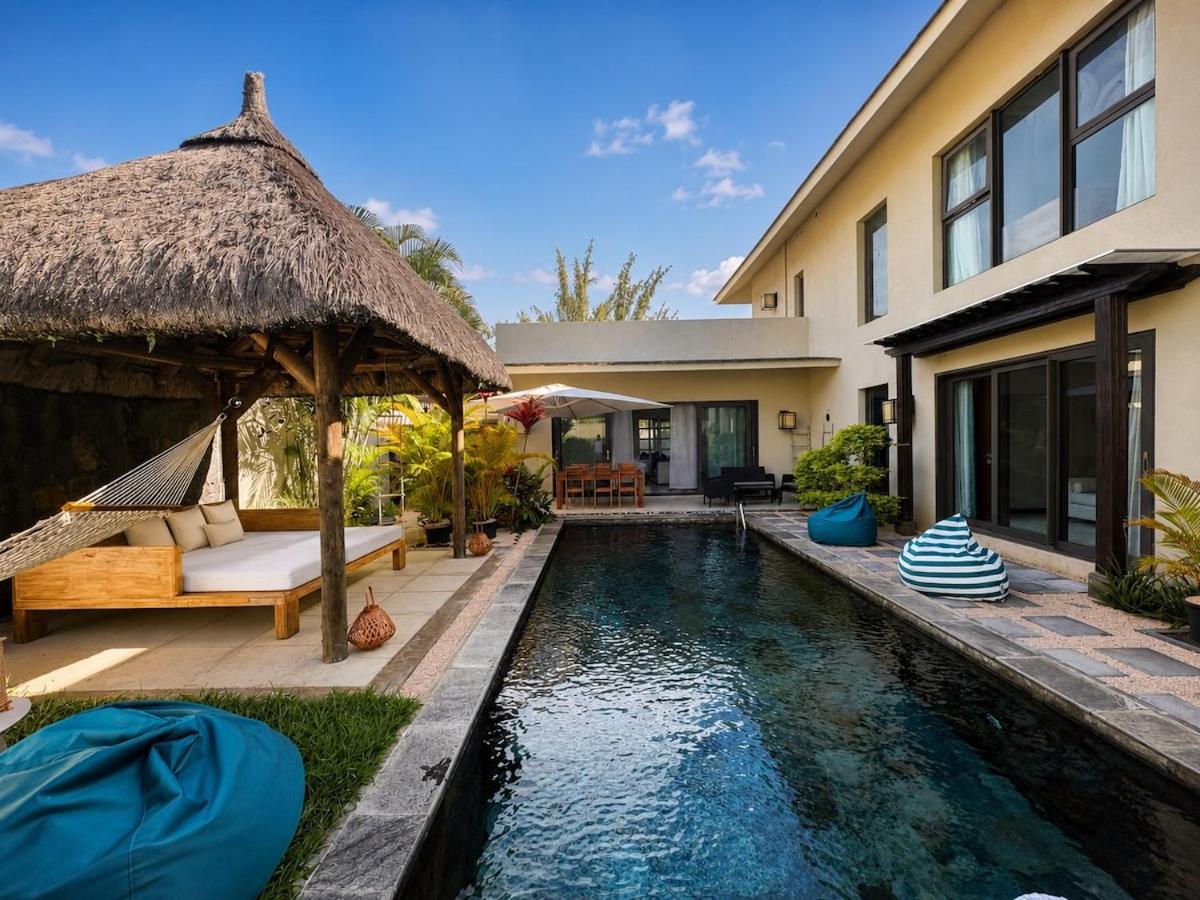 Villa Tirta - Pool, relaxation and beach within walking distance - B&B Grand Baie